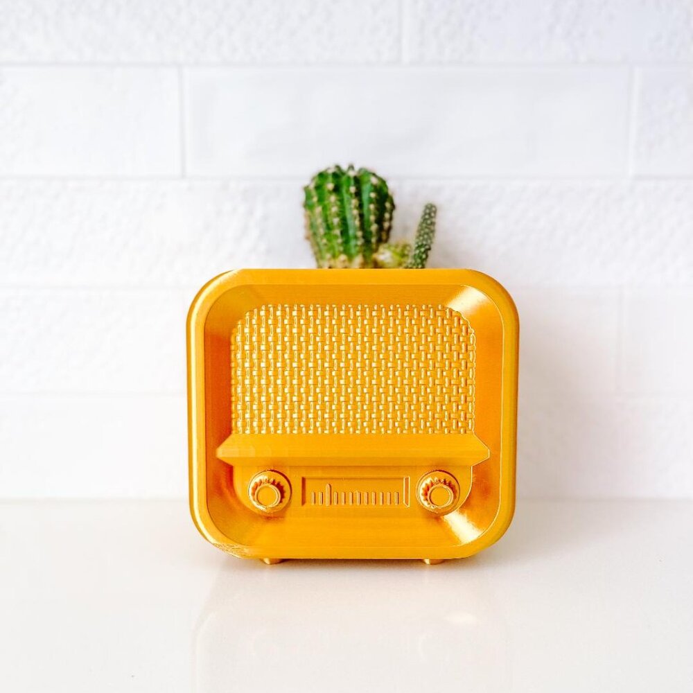 Retro radio - plant pots with drainage